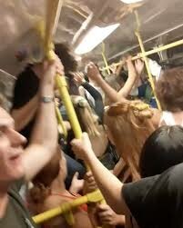 Παράνομο πάρτι χωρίς απoστάσεις και μάσκα σε τραμ και μετρό του Βερολίνου