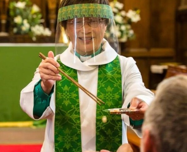 Βρετανία: Ιερέας δίνει τη Θεία Κοινωνία με chopsticks - Λόγω του κορωνοϊού