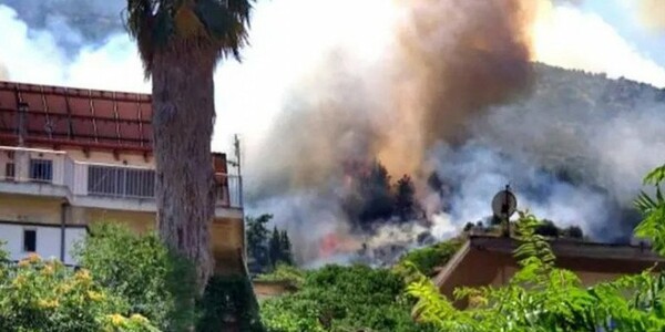 Αταλάντη: Φωτιά σε δασική έκταση - Κοντά σε σπίτια οι φλόγες