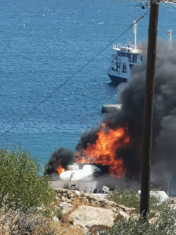 Σύρος: Φωτιά στο ναυπηγείο Ταρσανά - Θαλαμηγός καταστράφηκε μέσα σε λίγα λεπτά (ΒΙΝΤΕΟ)