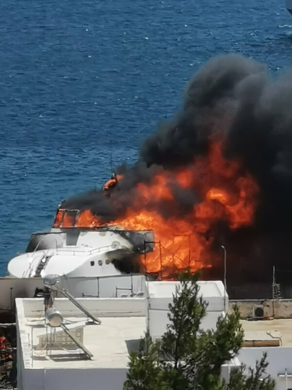 Σύρος: Φωτιά στο ναυπηγείο Ταρσανά - Θαλαμηγός καταστράφηκε μέσα σε λίγα λεπτά (ΒΙΝΤΕΟ)