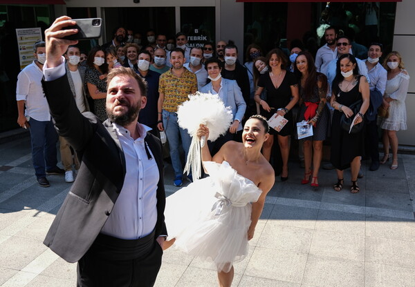 Σαπουνάς (ΕΟΔΥ): Πιο επικίνδυνη η μη τήρηση κανόνων σε γάμο, παρά σε μπαρ