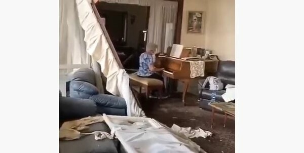 Βηρυτός: Ηλικιωμένη παίζει πιάνο στο κατεστραμμένο από την έκρηξη σπίτι της [ΒΙΝΤΕΟ]