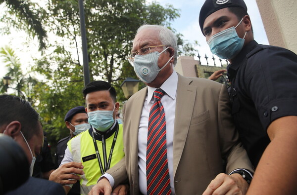 Μαλαισία: Ένοχος ο πρώην πρωθυπουργός Νατζίμπ για το οικονομικό σκάνδαλο δισεκατομμυρίων