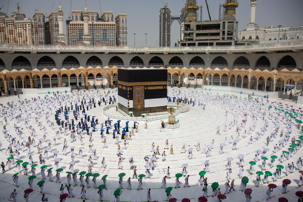 «Από 2 εκατ. μόλις 1.000 πιστοί»: Πρωτοφανείς εικόνες από το προσκύνημα στη Μέκκα τού κορωνοϊού