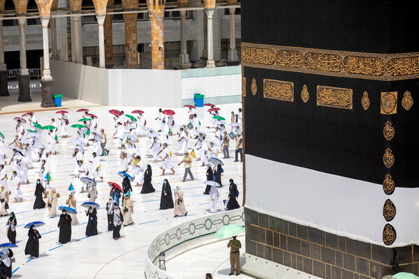 «Από 2 εκατ. μόλις 1.000 πιστοί»: Πρωτοφανείς εικόνες από το προσκύνημα στη Μέκκα τού κορωνοϊού