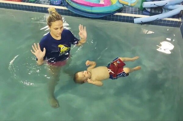 Αφήνει να πετάξουν τον 8 μηνών γιο της σε πισίνα - Το viral βίντεο στο TikTok και η αλήθεια από πίσω