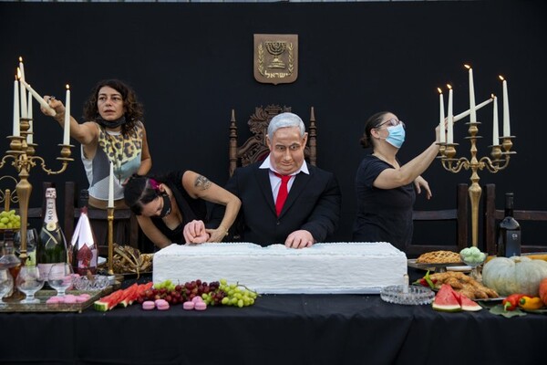 Ισραήλ: Εικαστική παρέμβαση με άγαλμα του Νετανιάχου - Ως «λαίμαργος» μόνος του σε ένα λουκούλλειο γεύμα