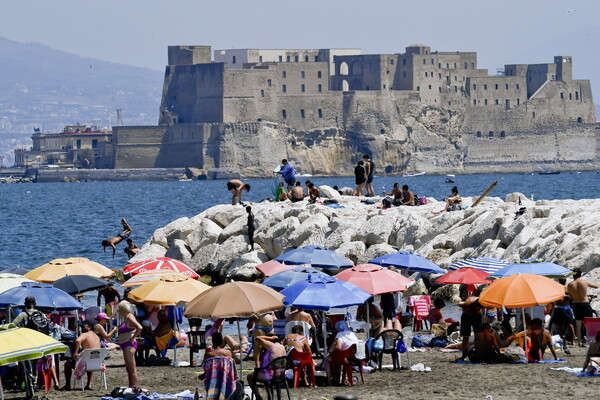 Κορωνοϊός: Η Ιταλία ενισχύει τα μέτρα ενόψει Δεκαπενταύγουστου - Τέλος στον βραδινό συνωστισμό σε παραλίες
