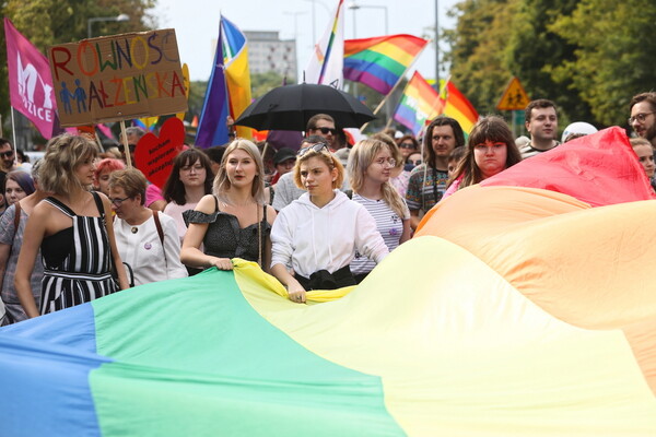 Πολωνία: Μαζική διαδήλωση για την απελευθέρωση ΛΟΑΤΚΙ+ ακτιβίστριας - Σχεδόν 50 συλλήψεις