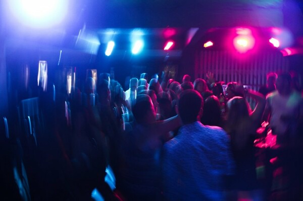ΠΟΥ σε νέους: «Αναρωτηθείτε, πρέπει όντως να πηγαίνετε σε πάρτι;»