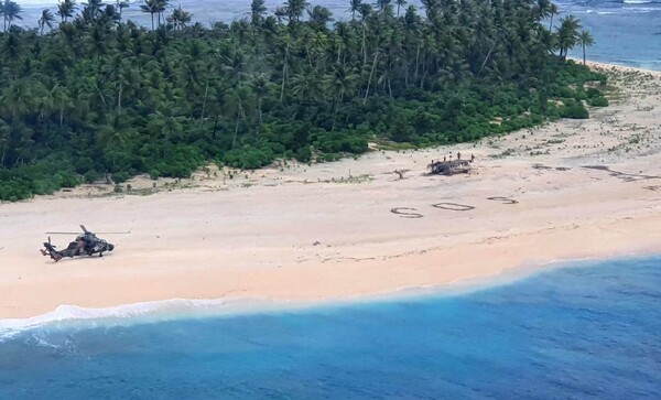 Ναυαγοί σώθηκαν από το SOS που έγραψαν στην παραλία νησιού στον Ειρηνικό