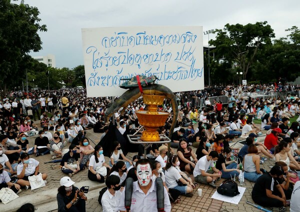 Ταϊλάνδη: Δημόσια κριτική για πρώτη φορά στον βασιλιά - Μαζικές αντικυβερνητικές διαδηλώσεις