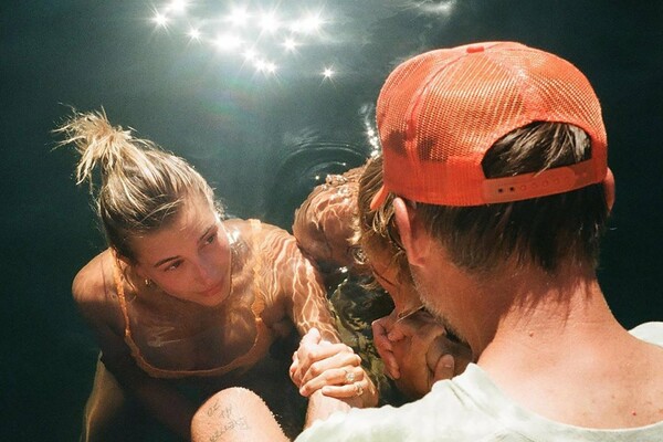 Ο Τζάστιν Μπίμπερ και η Χέιλι Μπάλντουιν βαπτίστηκαν: «Εμπιστεύσου τον Ιησού»
