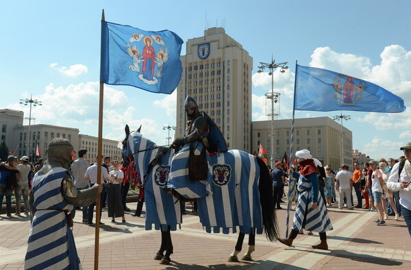 Λευκορωσία: Δεκάδες χιλιάδες διαδήλωσαν κατά του Λουκασένκο στο Μινσκ καταγγέλλοντας εκλογική νοθεία