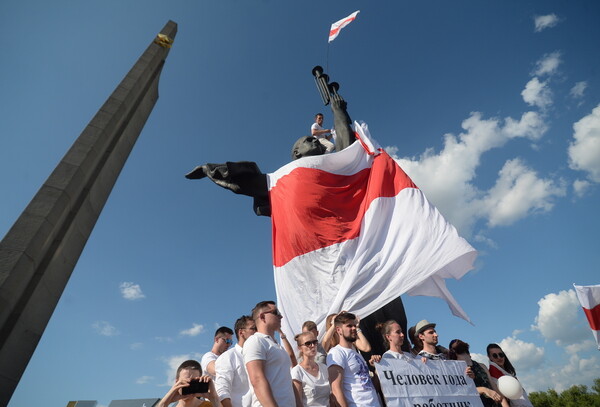 Λευκορωσία: Δεκάδες χιλιάδες διαδήλωσαν κατά του Λουκασένκο στο Μινσκ καταγγέλλοντας εκλογική νοθεία