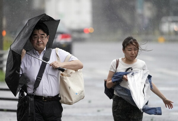 O τυφώνας Φασάι σάρωσε το Τόκιο - Κυκλοφοριακό χάος, εκκενώσεις και μια γυναίκα νεκρή