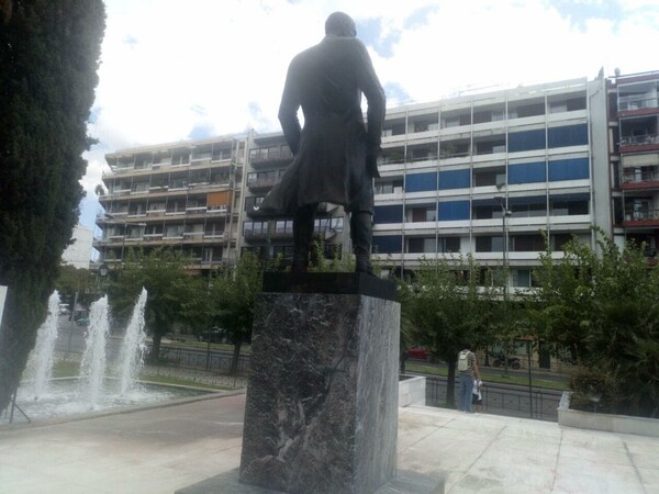 Συνεργεία του δήμου Αθηναίων καθάρισαν το άγαλμα του Τρούμαν