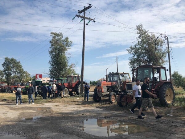 Λάρισα: Συλλαλητήριο με τρακτέρ στο κόμβο του Πλατυκάμπου