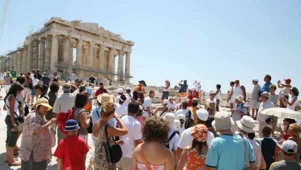 «Βούλιαξε» και φέτος η Ακρόπολη από τουρίστες: 18.000 επισκέπτες σε μία ημέρα