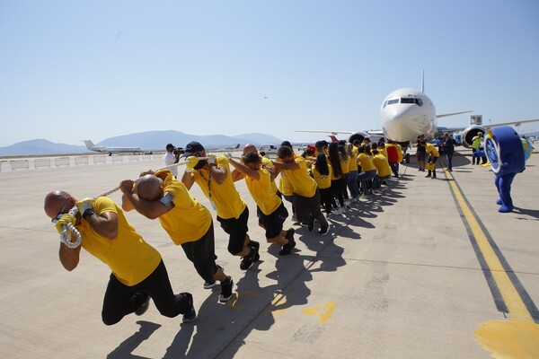 Άντρας της ΕΚΑΜ τράβηξε μόνος με σχοινί Boeing 737 στο αεροδρόμιο Ελ. Βενιζέλος