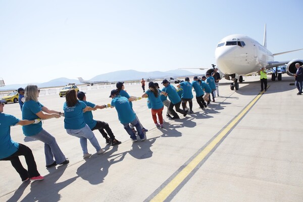 Άντρας της ΕΚΑΜ τράβηξε μόνος με σχοινί Boeing 737 στο αεροδρόμιο Ελ. Βενιζέλος