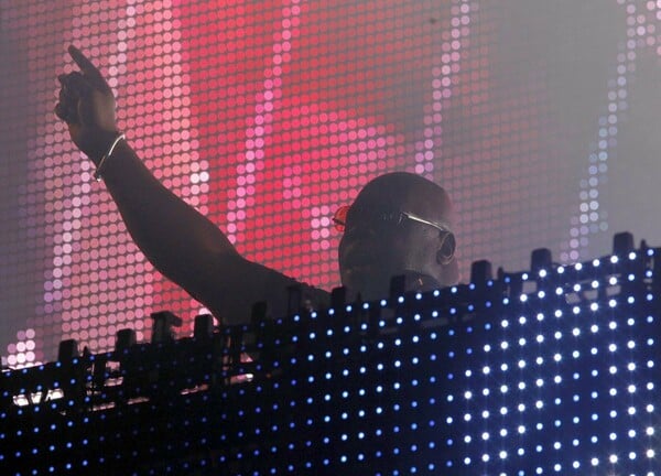 Ο Carl Cox διέκοψε το σετ του στην Αθήνα για να σταματήσει καβγά ανάμεσα σε θαυμαστές