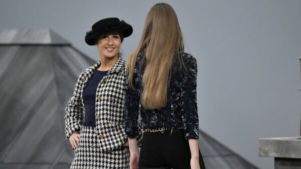 Μια γυναίκα εισέβαλε στην πασαρέλα του οίκου Chanel αλλά η Gigi Hadid το «τακτοποίησε» άμεσα