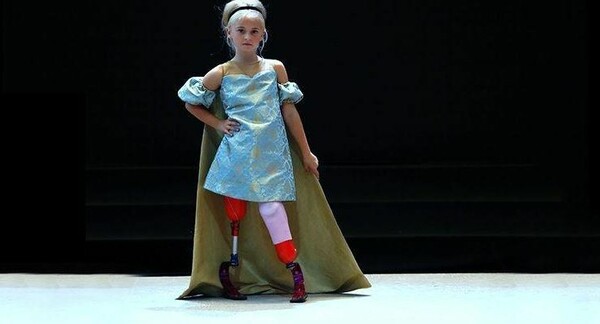 Η Daisy, μια 9χρονη με ακρωτηριασμένα πόδια, καταχειροκροτήθηκε σε πασαρέλα στο Παρίσι
