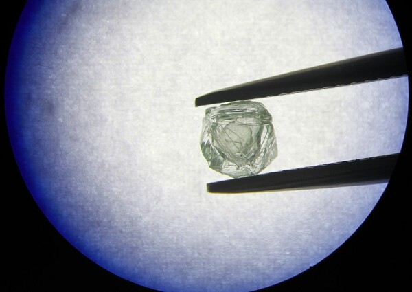 Σπάνιο εύρημα στη Ρωσία: Εξορύχθηκε διαμάντι - μήτρα, ηλικίας άνω των 800 εκατ. ετών