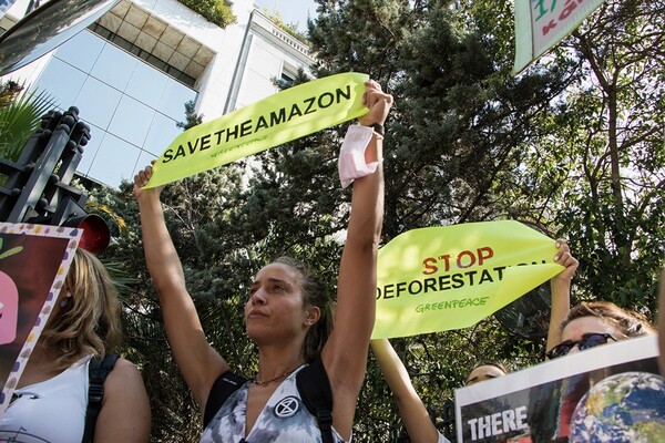 Διαμαρτυρία για την προστασία του Αμαζονίου στην πρεσβεία της Βραζιλίας