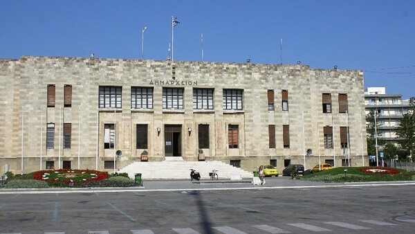 Ρόδος: Είχε πλαστογραφήσει το απολυτήριό της για να προσληφθεί στο δήμο