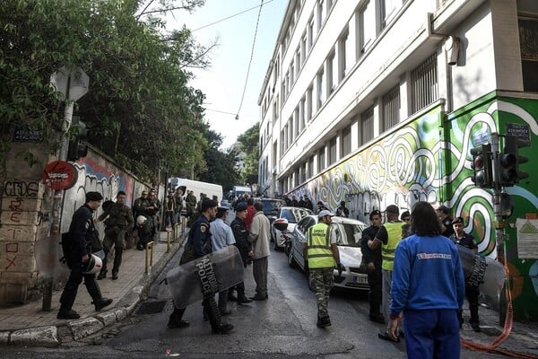 Εξάρχεια: Πάνω από 130 αλλοδαποί στο κτίριο που εκκενώθηκε - Ανάμεσά τους πολλές οικογένειες