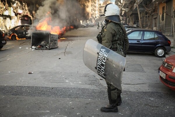 Στον εισαγγελέα οι συλληφθέντες για τα επεισόδια στα Εξάρχεια - Βαριές κατηγορίες