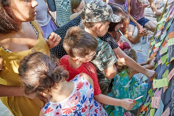 Σχολεία κάτω απ΄τα δέντρα: η εκπαίδευση μπορεί και οφείλει να γίνει εναλλακτική