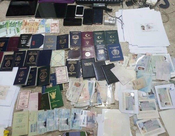 Εργαστήριο πλαστών ταξιδιωτικών εγγράφων στο κέντρο της Αθήνας - Τρεις συλλήψεις