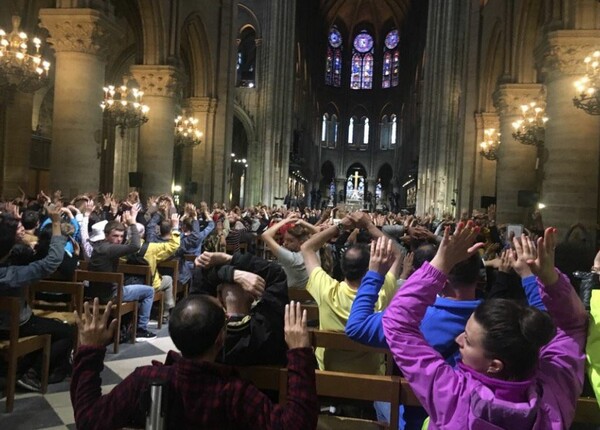 Εγκλωβισμένοι με τα χέρια ψηλά στην Παναγία των Παρισίων μετά την επίθεση εναντίον αστυνομικών