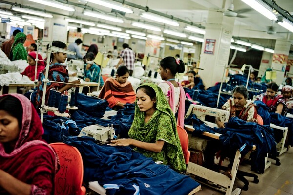 Πώς η βιομηχανία της «γρήγορης μόδας» καταστρέφει τον πλανήτη