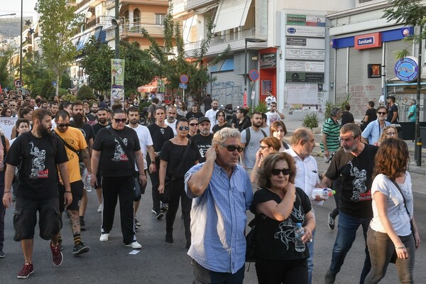 «Σιγά μην φοβηθώ»: Η Μάγδα Φύσσα και ένα τεράστιο πλήθος στην πορεία για τη δολοφονία του Παύλου Φύσσα