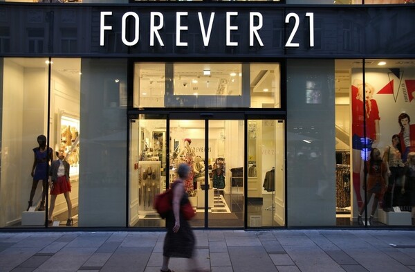 H Forever 21 κατέθεσε αίτηση για χρεοκοπία - Κλείνει εκατοντάδες καταστήματα
