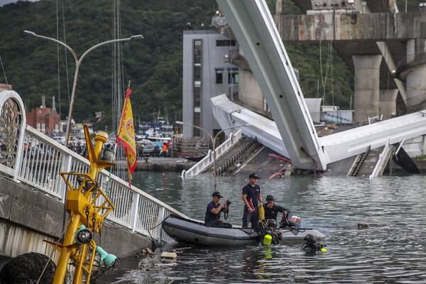 Ταϊβάν: Η τρομακτική στιγμή της κατάρρευσης της γέφυρας κατεγράφη σε βίντεο
