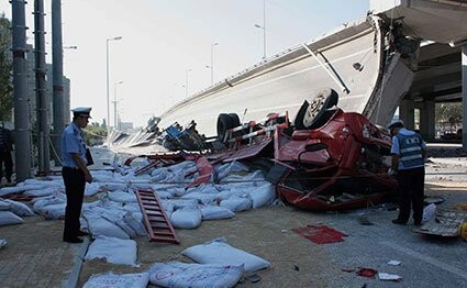 Κίνα: Κατέρρευσε γέφυρα σε διερχόμενα αυτοκίνητα - Τρεις νεκροί