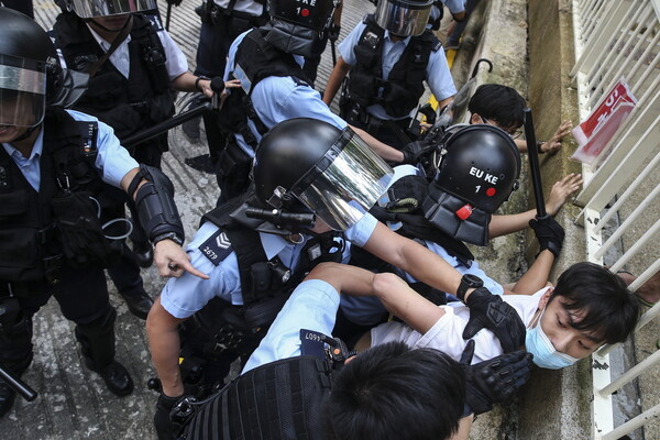 Χονγκ Κονγκ: Αντικυβερνητικοί διαδηλωτές συγκρούστηκαν με υποστηρικτές του Πεκίνου