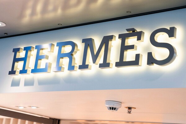 Ο οίκος Hermès κατηγορείται από Γερμανό καλλιτέχνη για αντιγραφή του έργου του