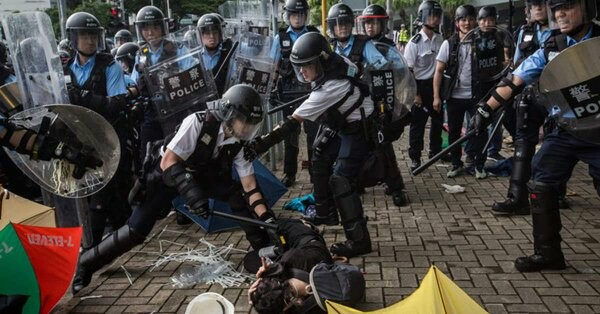 Διεθνής Αμνηστία: Κατηγορεί την αστυνομία του Χονγκ Κονγκ για υπερβολική χρήση βίας