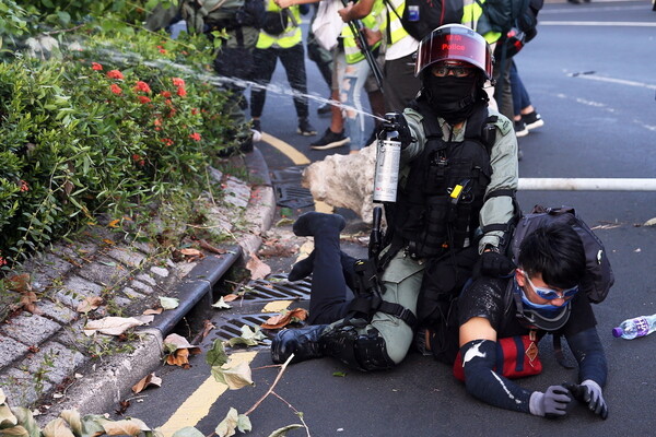 «Χάος» στο Χονγκ Κονγκ: Δεκάδες συλλήψεις, χημικά και μολότοφ