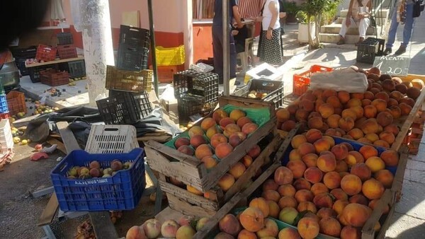 Ηλιούπολη: Αυτοκίνητο έπεσε πάνω σε λαϊκή - Τραυματίες από τη σύγκρουση