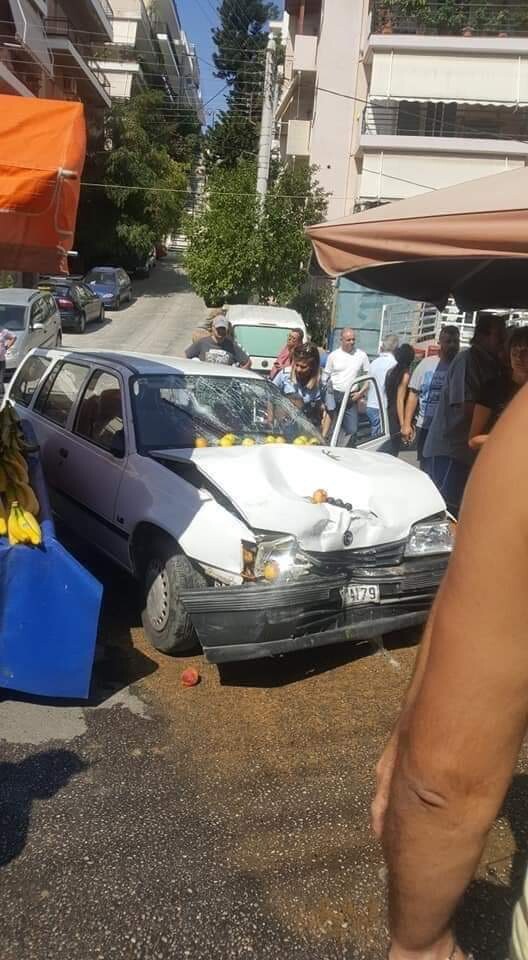 Ηλιούπολη: Αυτοκίνητο έπεσε πάνω σε λαϊκή - Τραυματίες από τη σύγκρουση