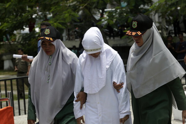 Ινδονησία: Δημόσιο ράβδισμα ζευγαριών που ερωτοτροπούσαν σε κοινή θέα