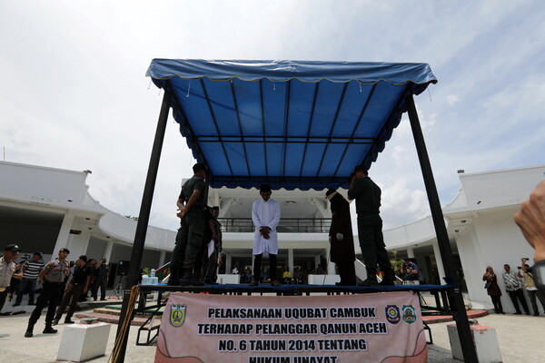 Ινδονησία: Δημόσιο ράβδισμα ζευγαριών που ερωτοτροπούσαν σε κοινή θέα